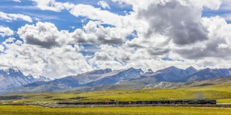 Photo shows the beautiful scenery along the Qinghai-Xizang Railway. (Photo by Peng Huan/People's Daily Online)