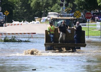 Severe weather: Floods force evacuation in Iowa, heatwave broils rest of US