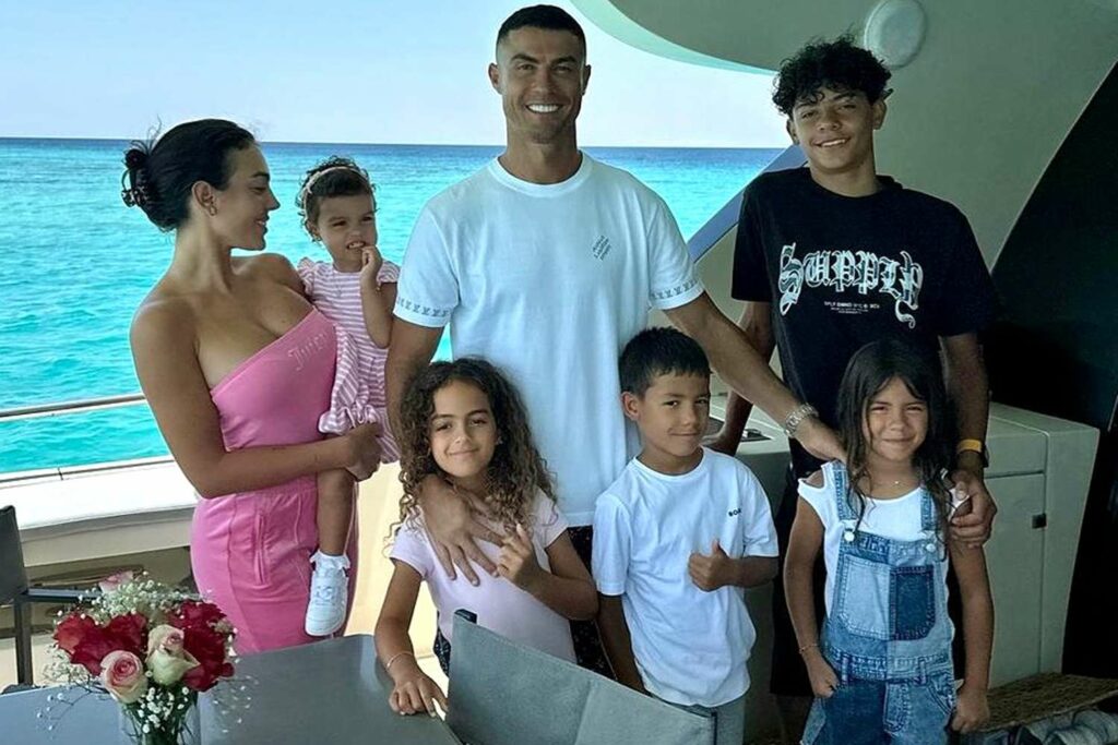 Cristiano Ronaldo Shares Family Photo with Georgina Rodríguez and 5 Kids