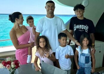 Cristiano Ronaldo Shares Family Photo with Georgina Rodríguez and 5 Kids