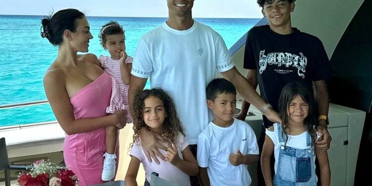 Cristiano Ronaldo Shares Family Photo with Georgina Rodríguez and 5 Kids