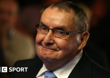 Ray Reardon takes a shot