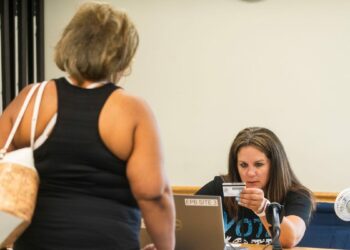 Technology issue disrupts first day of early voting in Michigan primary