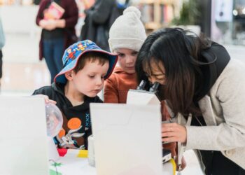 WATCH: Police release CCTV of alleged arson at Gungahlin barber shop as they call for information