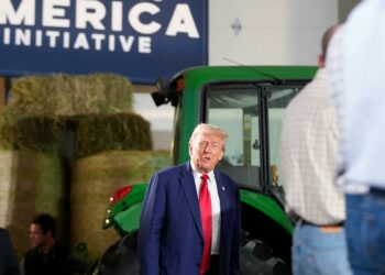 Trump and Harris Push for Greater Economic Control, But Keep Their Cards Close to Their Chest