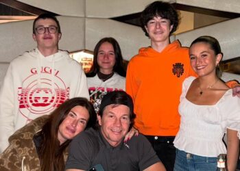 Heartwarming Thanksgiving: Mark and Rhea Wahlberg Share a Rare Family Moment with All Four Kids!