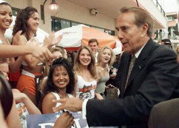 With Hooters at the verge of chapter, a psychologist displays on her time spent learning the servers who paintings there